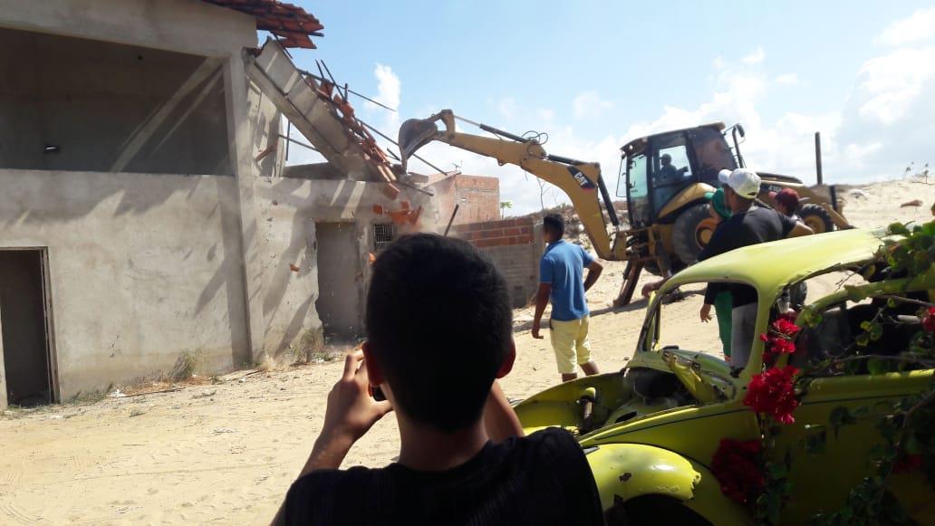 Famílias na Praia da Tabuba tem casas demolidas e perdem tudo