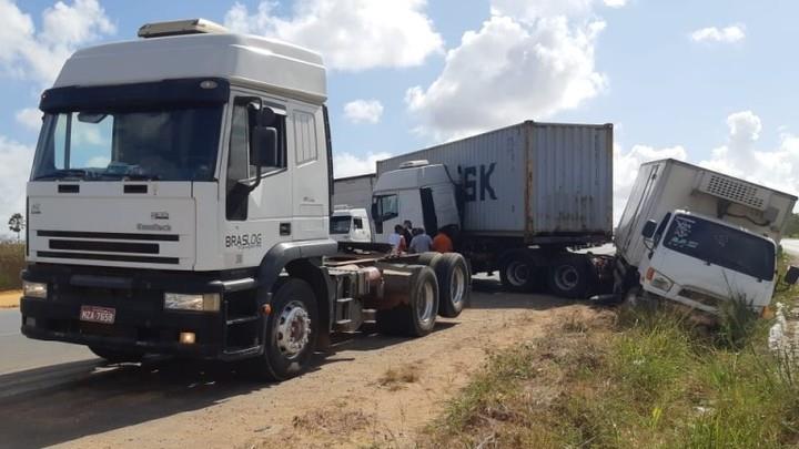 Carreta carregada de doces com destino o porto do pecém  bate em caminhão na BR-020, e fica atravessada na pista