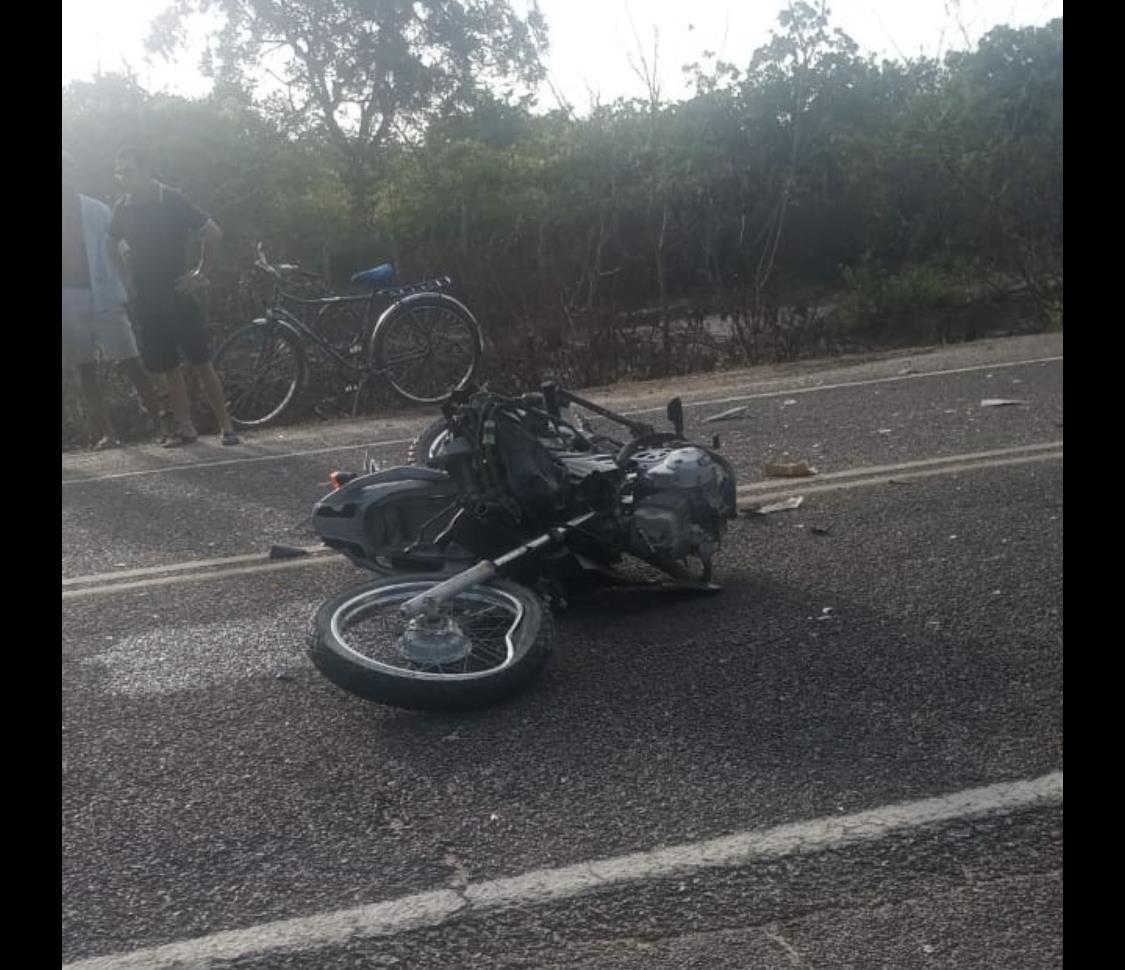 Acidente entre ônibus escolar e motocicleta deixa três mortos em Itapipoca