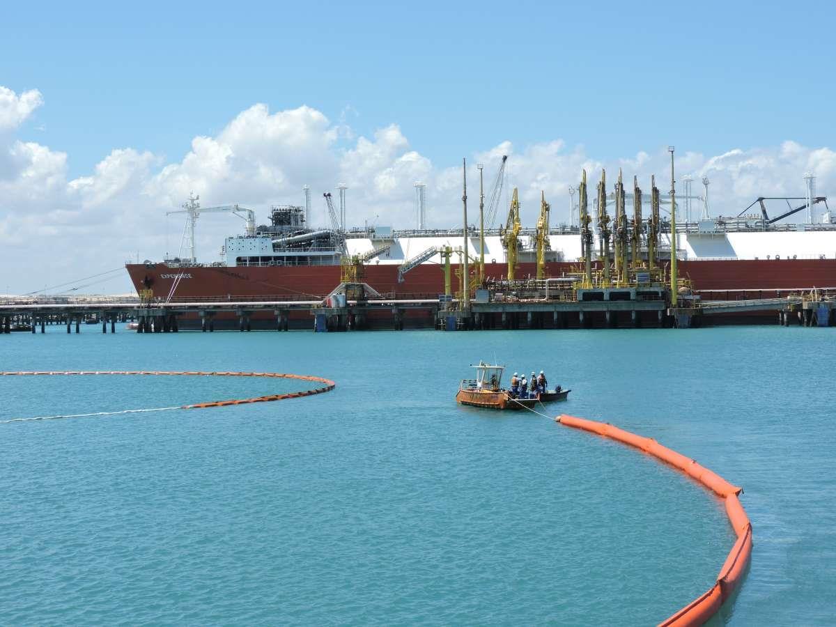 Porto do Pecém simula colisão entre navios e vazamento de óleo