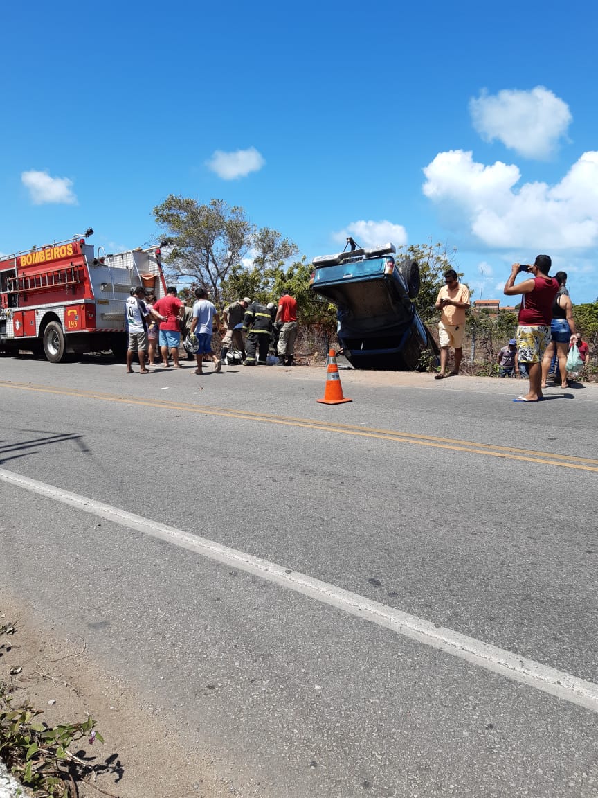 Motorista perde o controle em curva e capota veículo nas proximidades do pecém