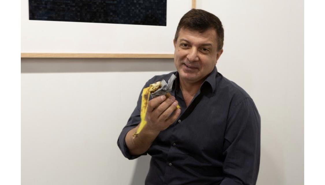 Artista come obra de arte - “banana” vendida a colecionador por R$ 480 mil reais