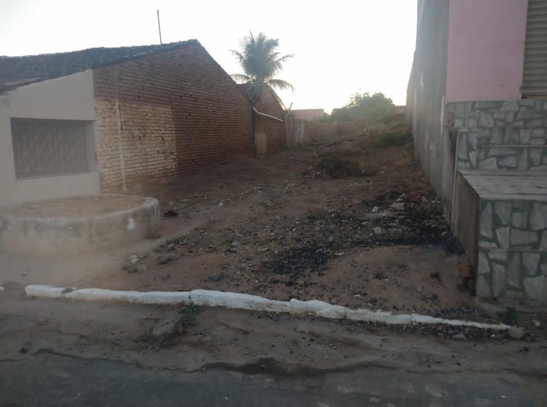 Recém-nascida é encontrada dentro de sacola em terreno abandonado