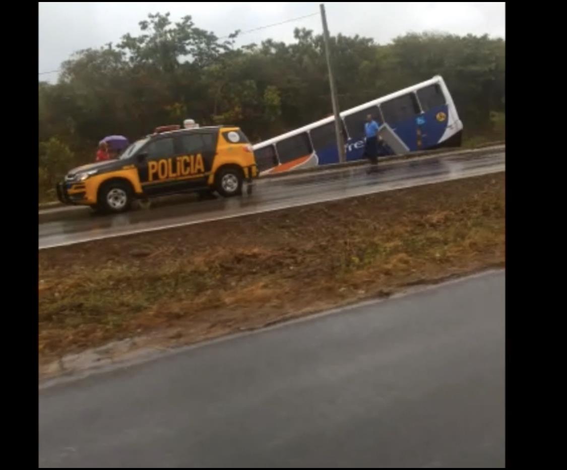 Ônibus da linha fortaleza/São gonçalo do amarante sai da pista e cai em ribanceira