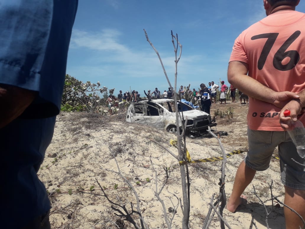 Dois corpos são encontrados dentro de carro incendiado em Paracuru