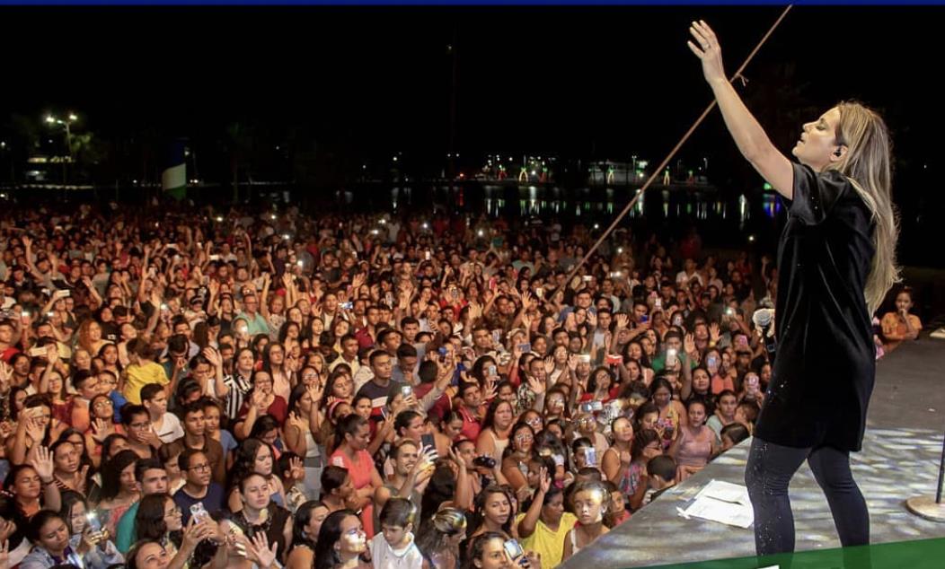 Em noite de altas temperaturas, público lota arena para assistir Aline Barros, em São Gonçalo do Amarante