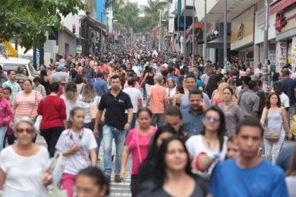 Prefeito cria polêmica ao dizer que o comércio vai abrir “morra quem morrer”