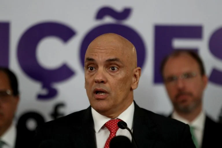 Alexandre de Moraes avalia proposta de fechar clubes de tiros nas eleições