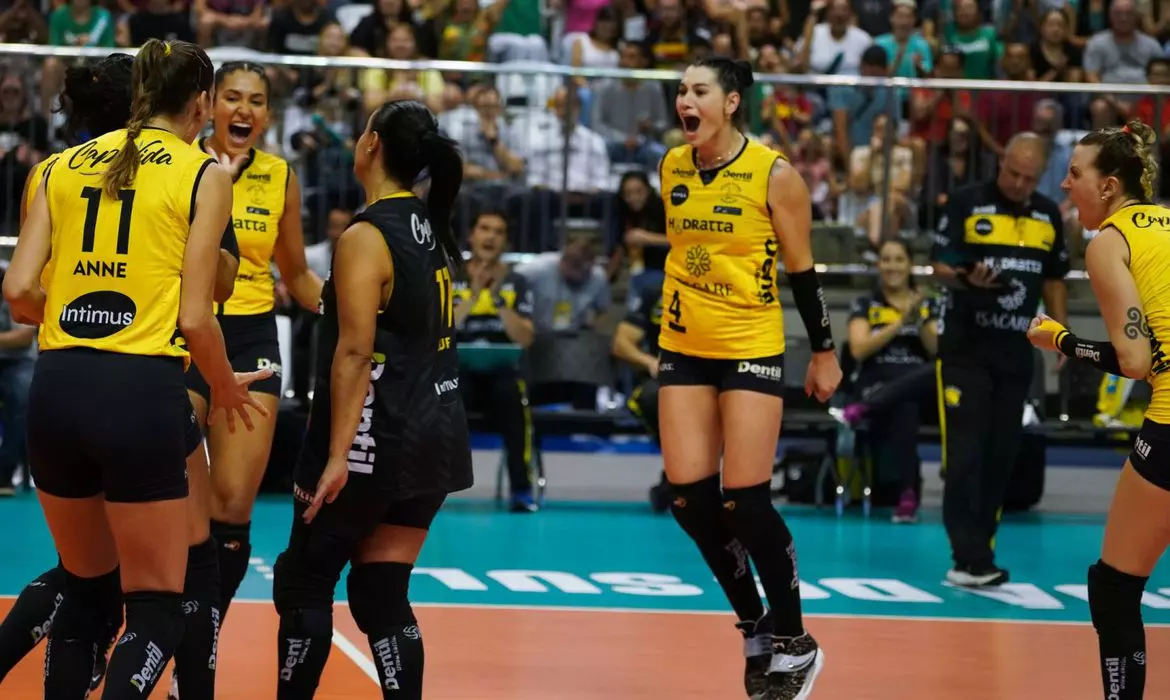 Praia Clube de Uberlândia e Minas Tênis Clube disputam final da Copa Brasil de vôlei feminino