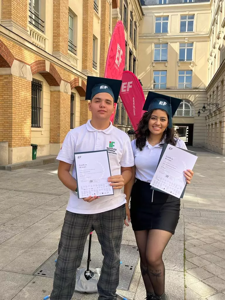 Equipe de estudantes do IFTM faz curso de imersão linguística e cultural na França e Inglaterra