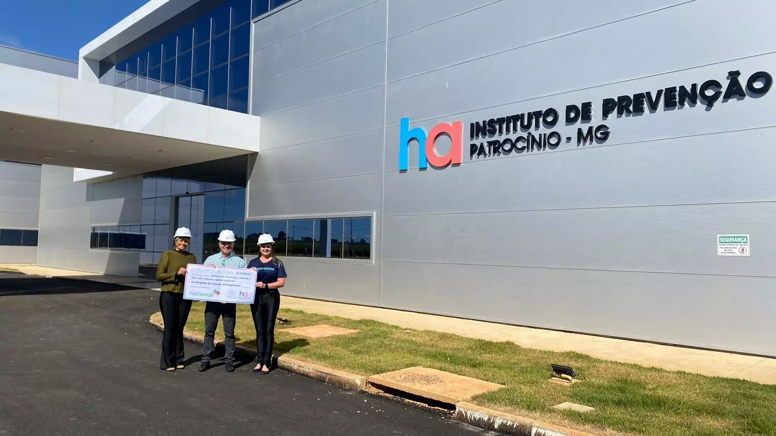 Farmácia Nacional faz repasse de mais de R$ 15 mil da Campanha do Troco em prol do HC Patrocínio