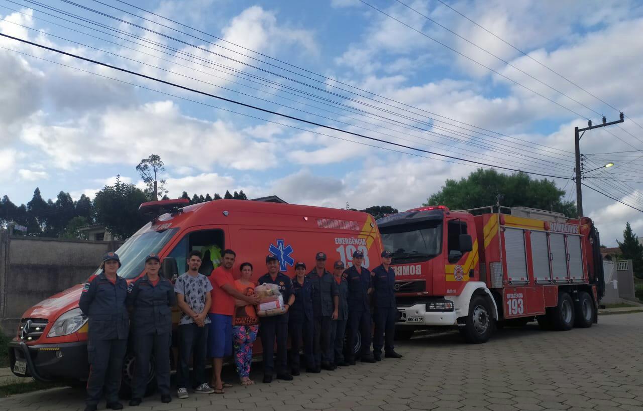 Bombeiros entregam arrecadações de campanha em prol de família vítima de incêndio