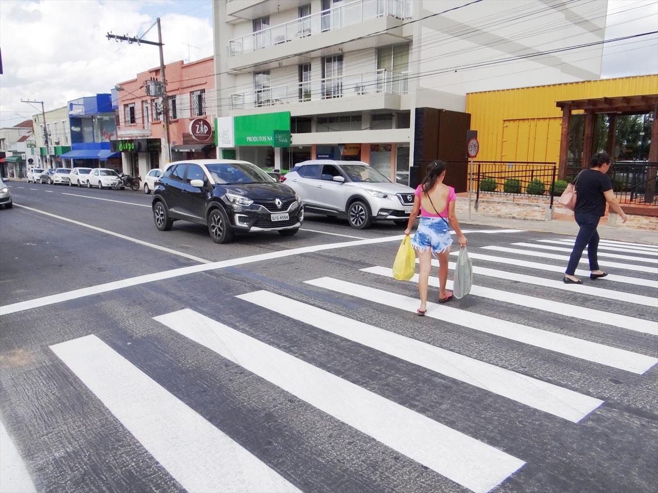 Rua Felipe Schmidt recebe nova sinalização horizontal