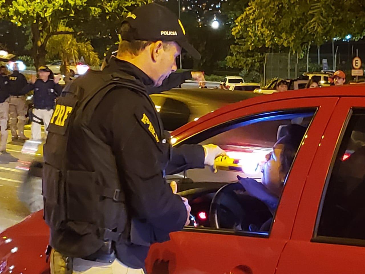 PRF flagra 359 motoristas embriagados no final de semana nas rodovias federais catarinenses