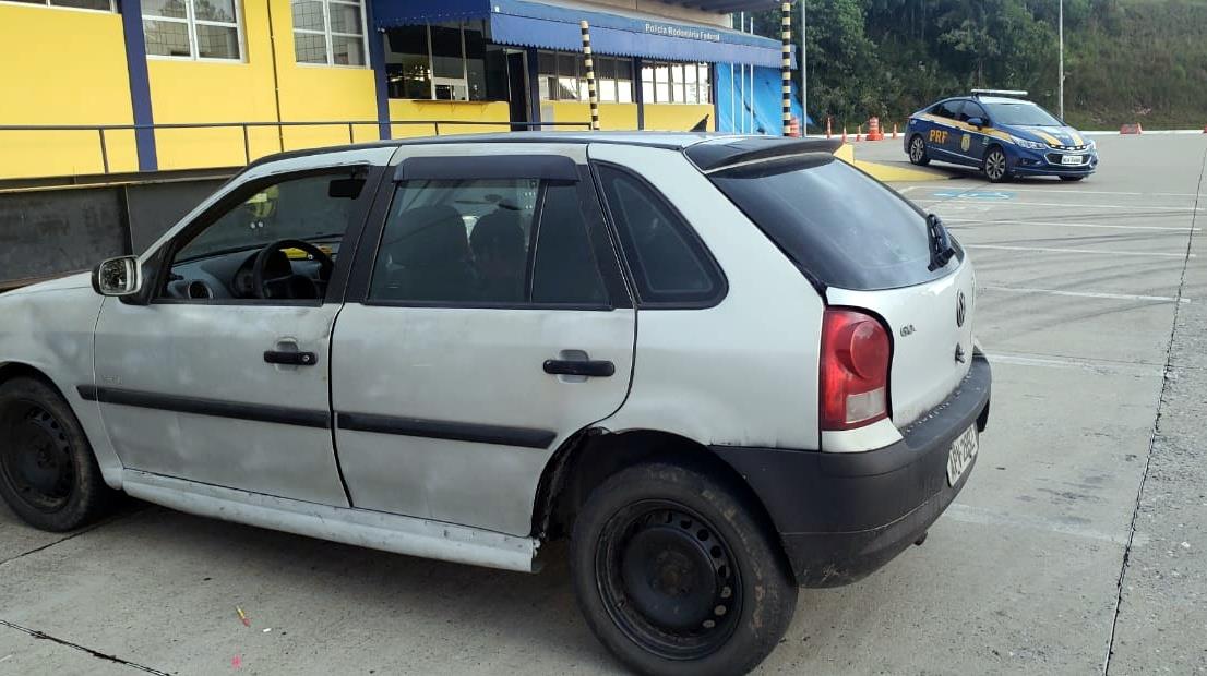 Motorista sem habilitação é flagrado com automóvel não licenciado há nove anos na BR 116 em Mafra