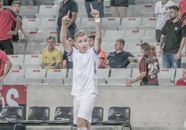 Rionegrense Carlos Dias estreia como titular na equipe principal do Paraná Clube e foi eleito o melhor jogador em campo