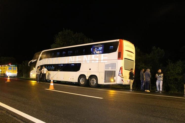 Tentativa de assalto a ônibus que vinha para SC termina com três suspeitos mortos no PR