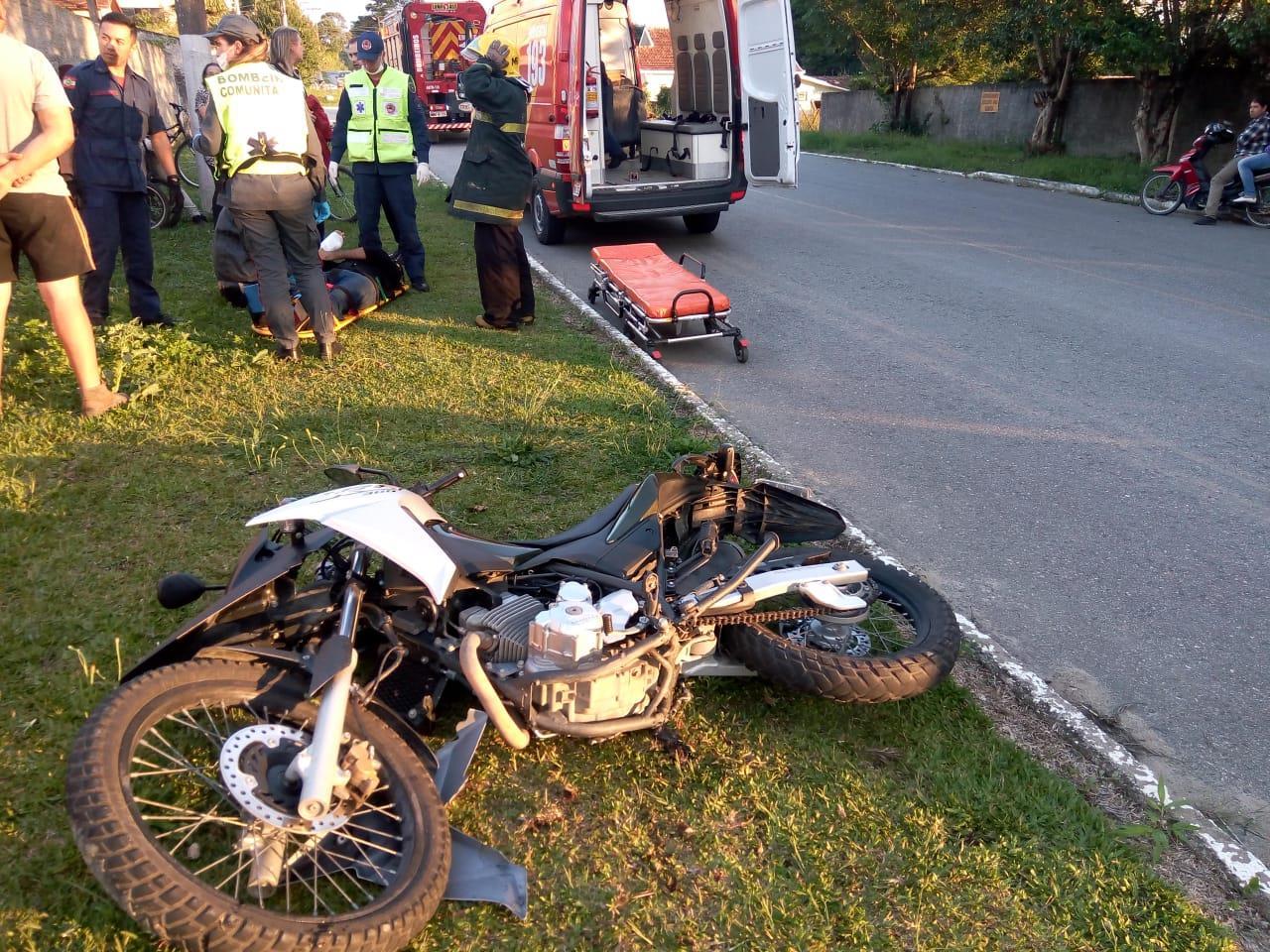 Homem fica ferido após acidente entre motocicleta e carro, em Mafra