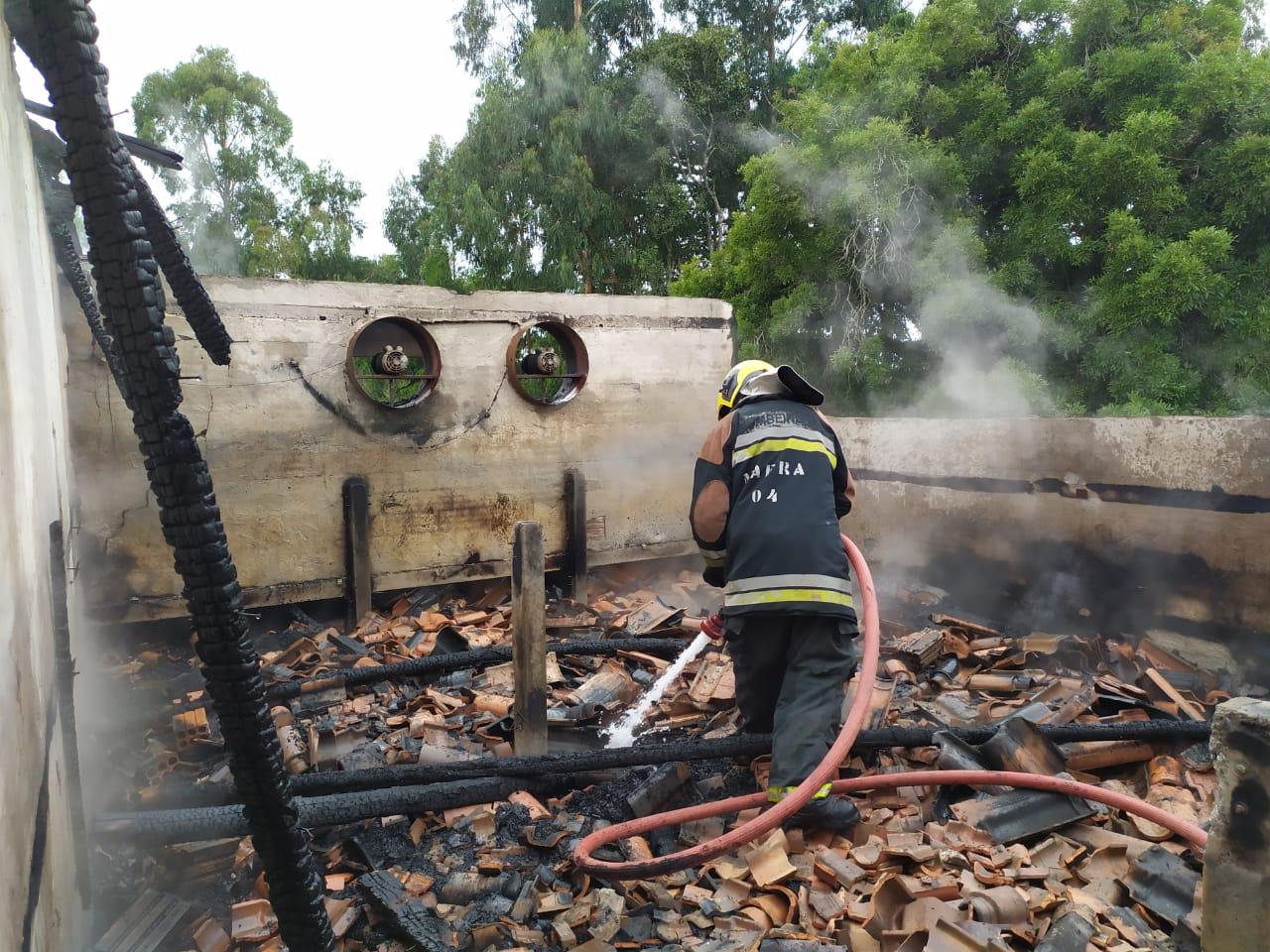 Estufa de secagem de tabaco sofre incêndio em Mafra