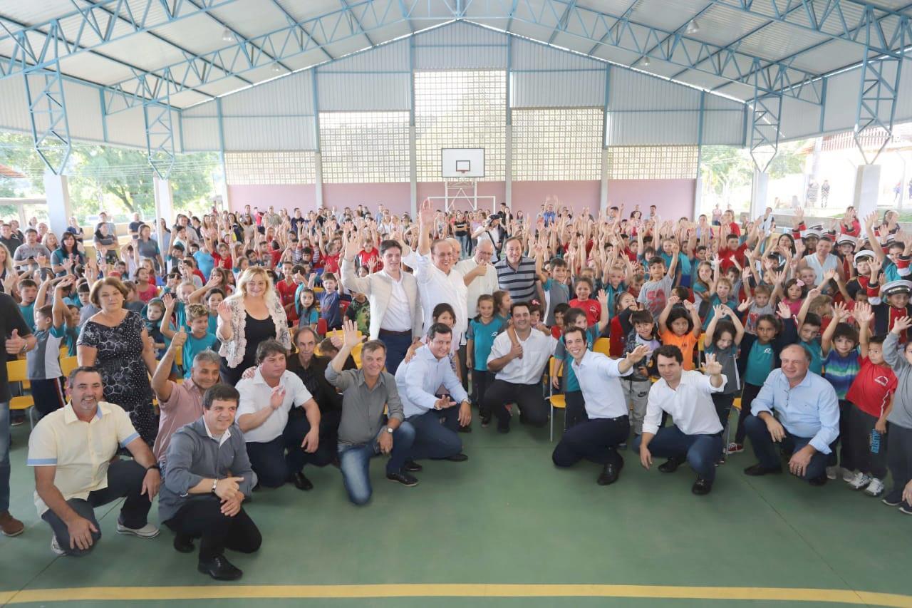 Governador Ratinho Junior inaugura escola municipal Ana Zornig, confirma investimentos e regulariza terras em Rio Negro