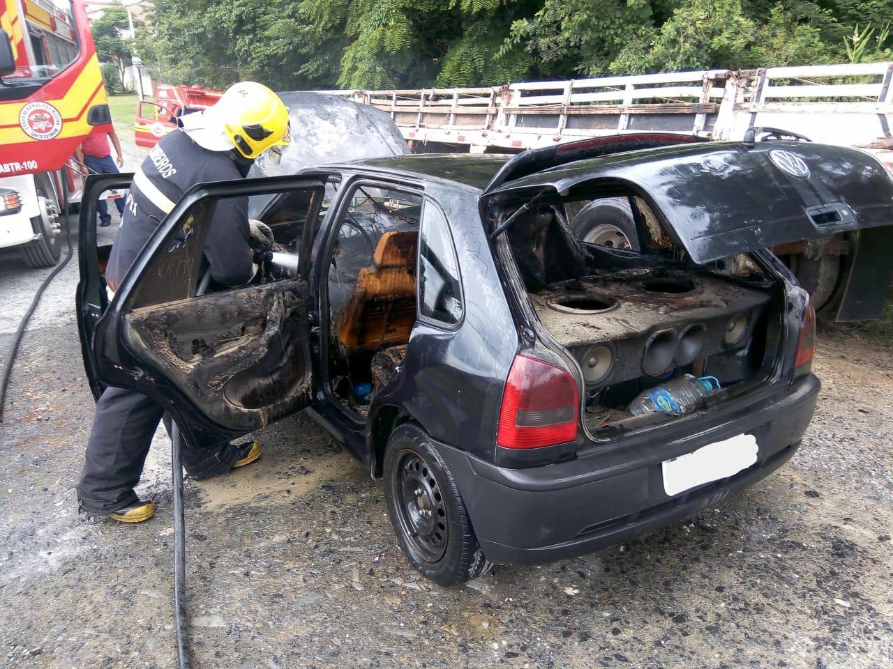 Veículo sofre incêndio em Mafra