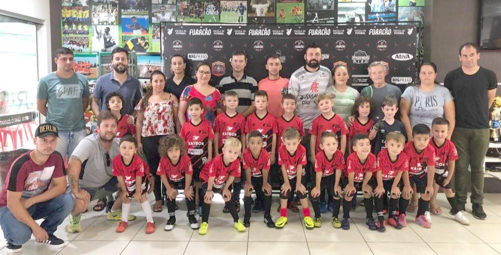 Alunos do projeto Escola Futebol Furacão/JR03 recebem kit de uniformes