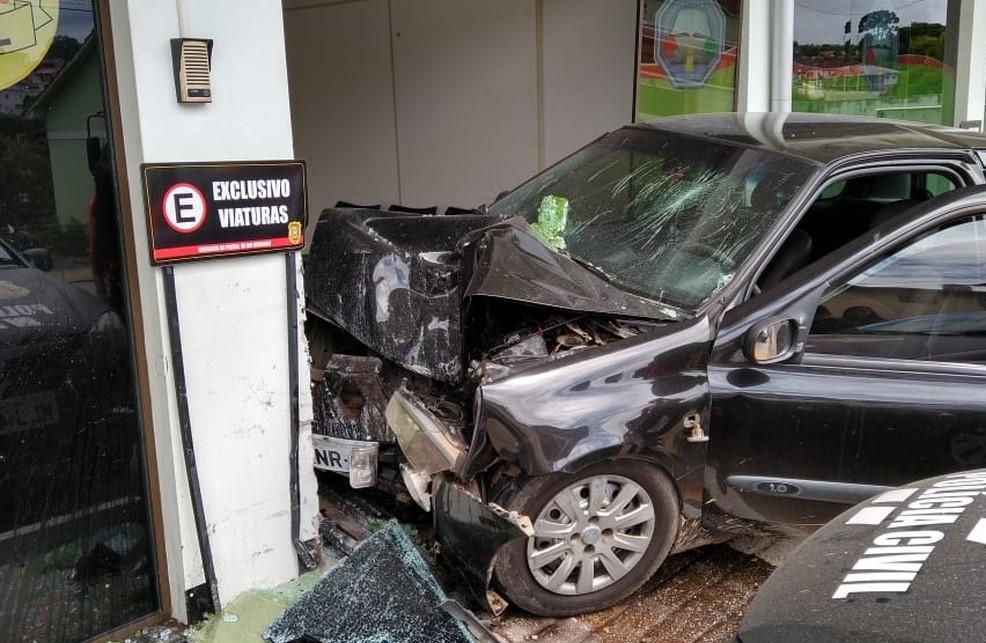 Homem morre após colidir carro contra prédio de delegacia em Rio Negrinho