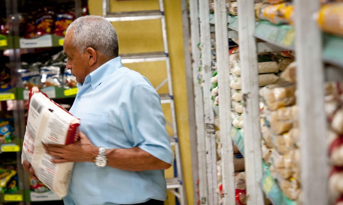 Preço da cesta básica sobe em 10 das capitais pesquisadas pelo Dieese