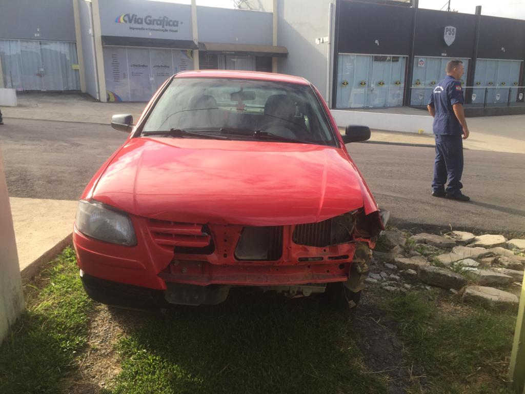 Acidente entre carro e moto deixa homem ferido, em Mafra