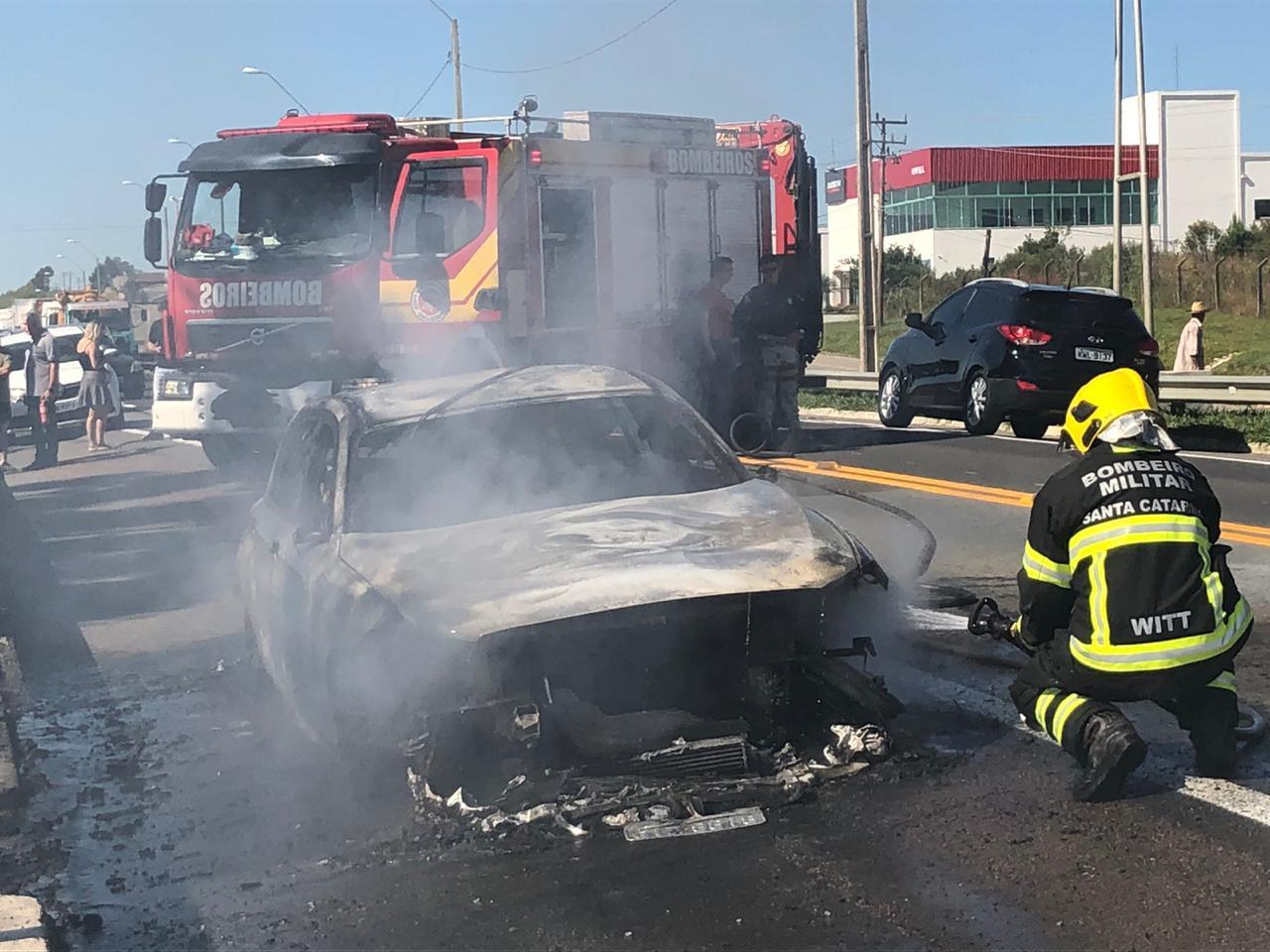 Incêndio em BMW na BR 116, em Mafra