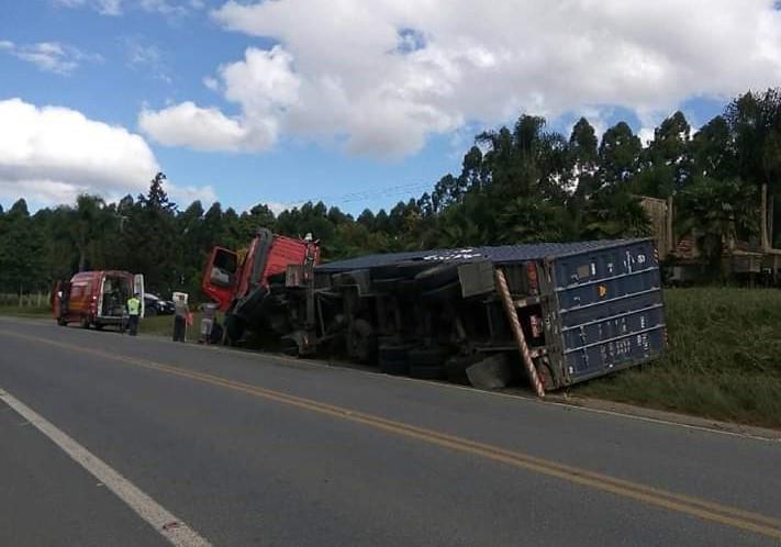 Acidente: carreta tomba na BR 280