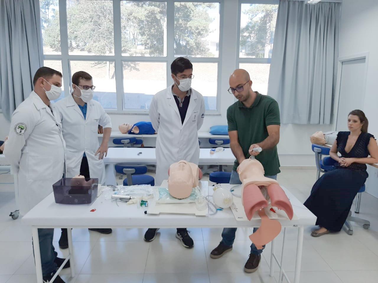 Treinamento de intubação orotraqueal para médicos é realizado em Mafra