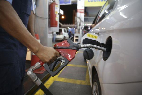 Preço da gasolina caiu 50% nas refinarias, mas somente 10% nos postos de Santa Catarina. Saiba mais.