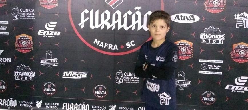 Goleiro de 8 anos faz sucesso na Escola de Futebol Furacão JR03