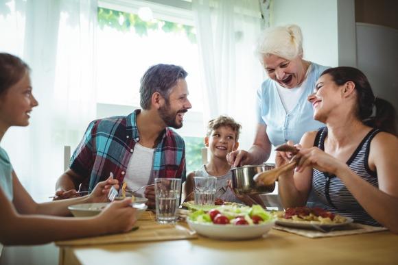 Benefícios de alimentar-se à mesa em família