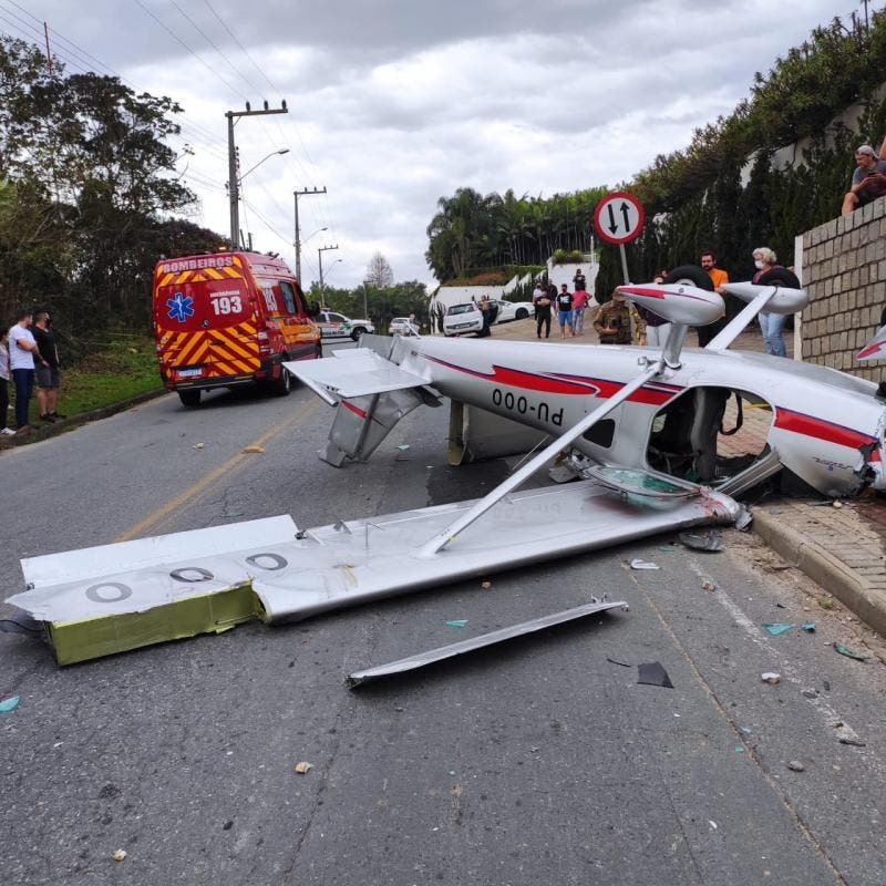 Avião cai em SC e deixa dois feridos