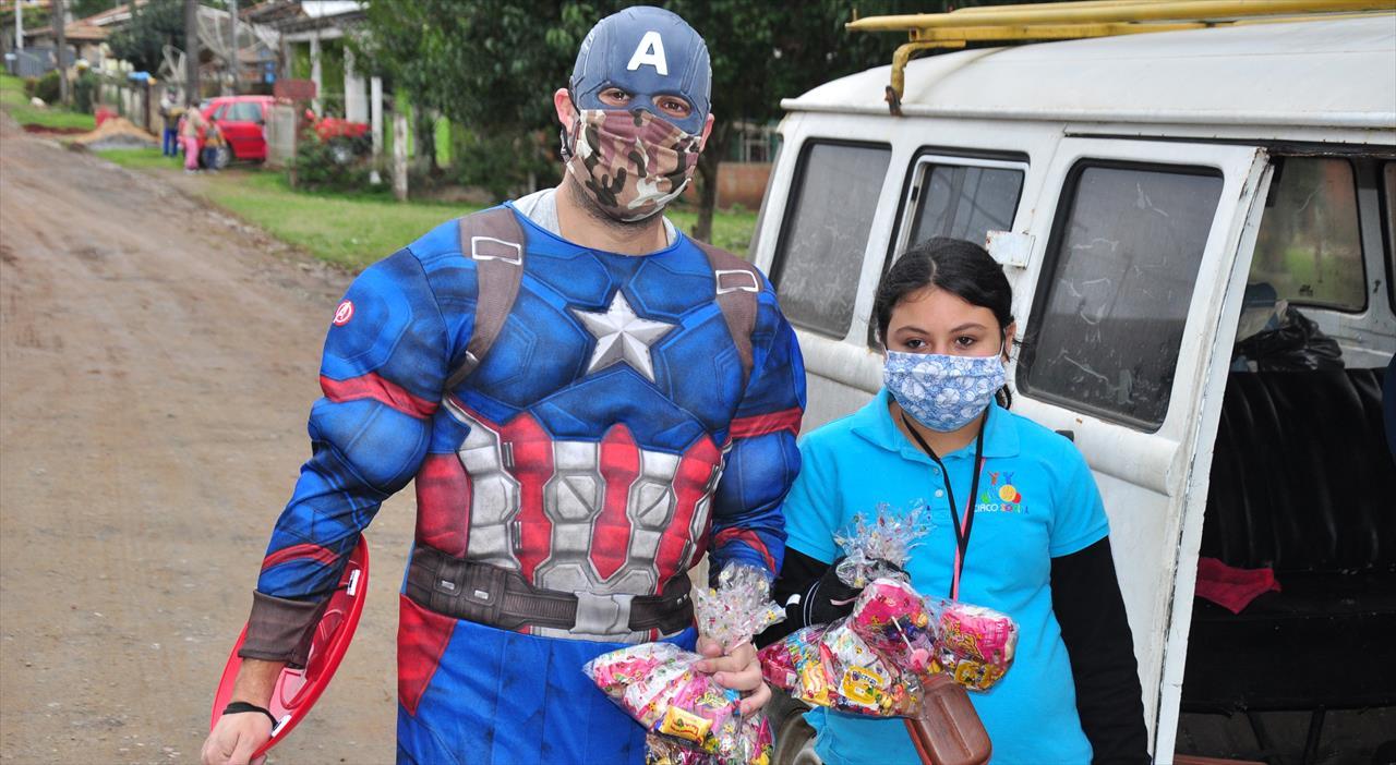 Circo Social distribui kits com doces para as crianças