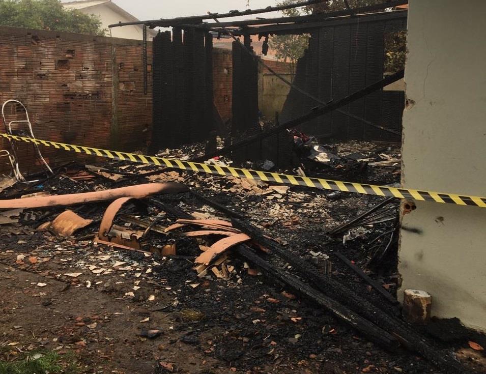 Casa fica destruída após incêndio em Vila Solidariedade