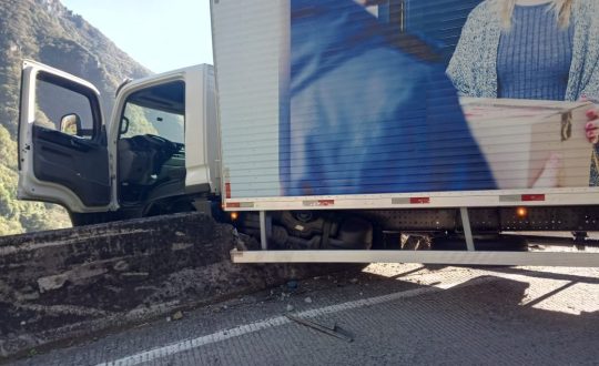 Caminhão fica pendurado em precipício na Serra do Rio do Rastro