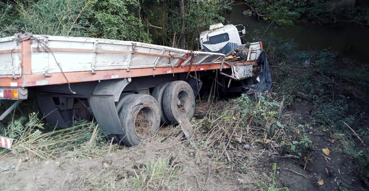 Carreta sai da pista e óleo diesel vaza para rio na BR 280