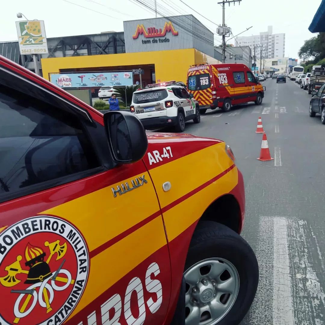 Acidente envolvendo carro e motocicleta no centro de Mafra