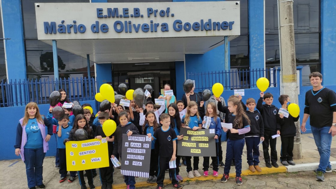 Alunos da Escola Valderleide Brandão aprendem sobre o trânsito de