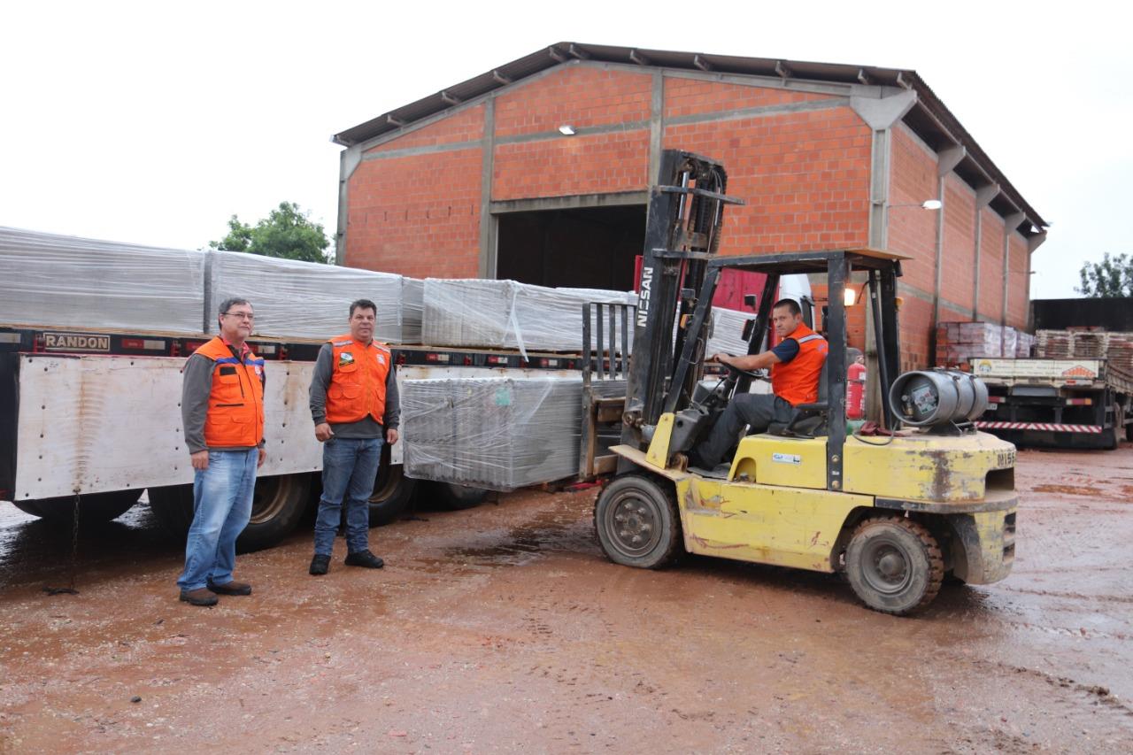 Rio Negro recebe telhas de fibrocimento para auxiliar população atingida pelo temporal