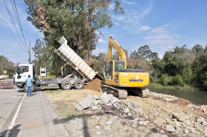 Prefeitura de Rio Negro inicia obra de recuperação na margem do rio Negro