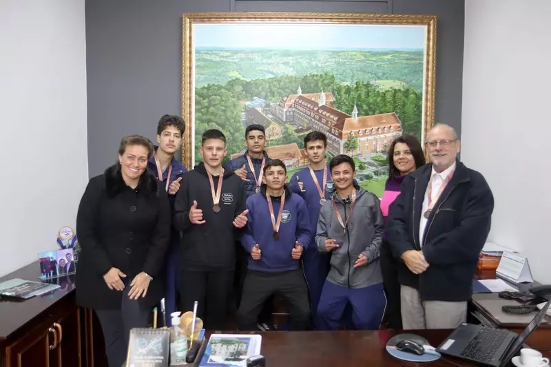 Alunos atletas do Colégio Ovande do Amaral recebem medalhas na Prefeitura