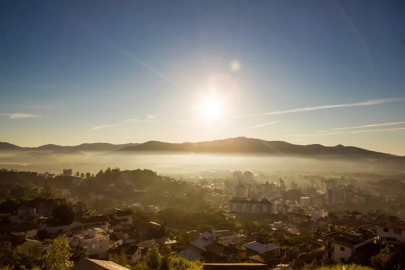 Calor acima dos 30ºC antecede chegada de frente fria em Santa Catarina