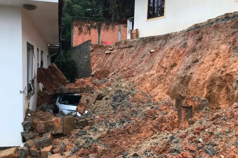 Chuva volumosa acende alerta para risco de deslizamentos e alagamentos em SC