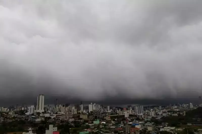 Temporais isolados, chuvas intensas e enxurradas; confira como fica o tempo no Estado