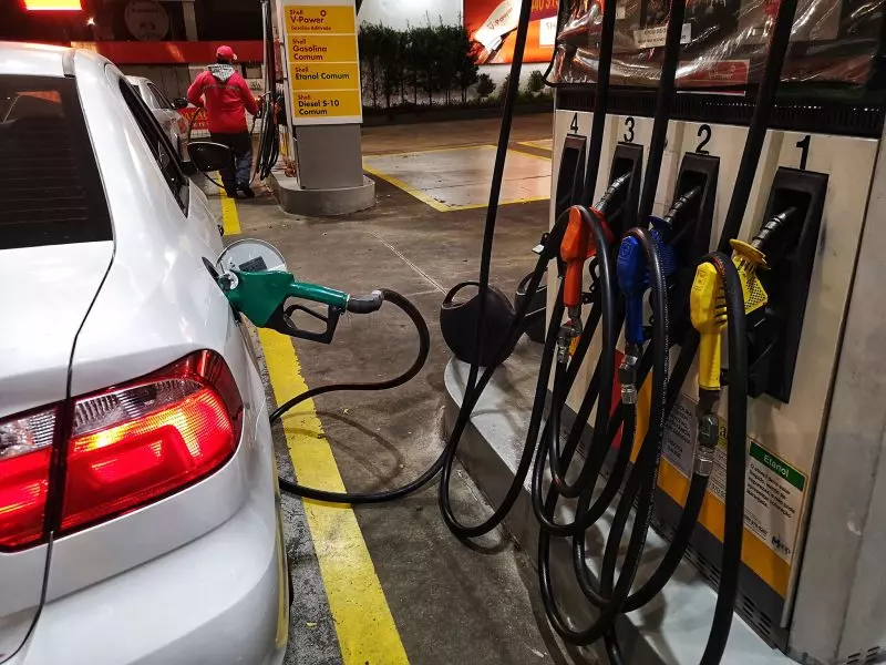 Após 15 semanas, preço médio da gasolina volta a subir no país