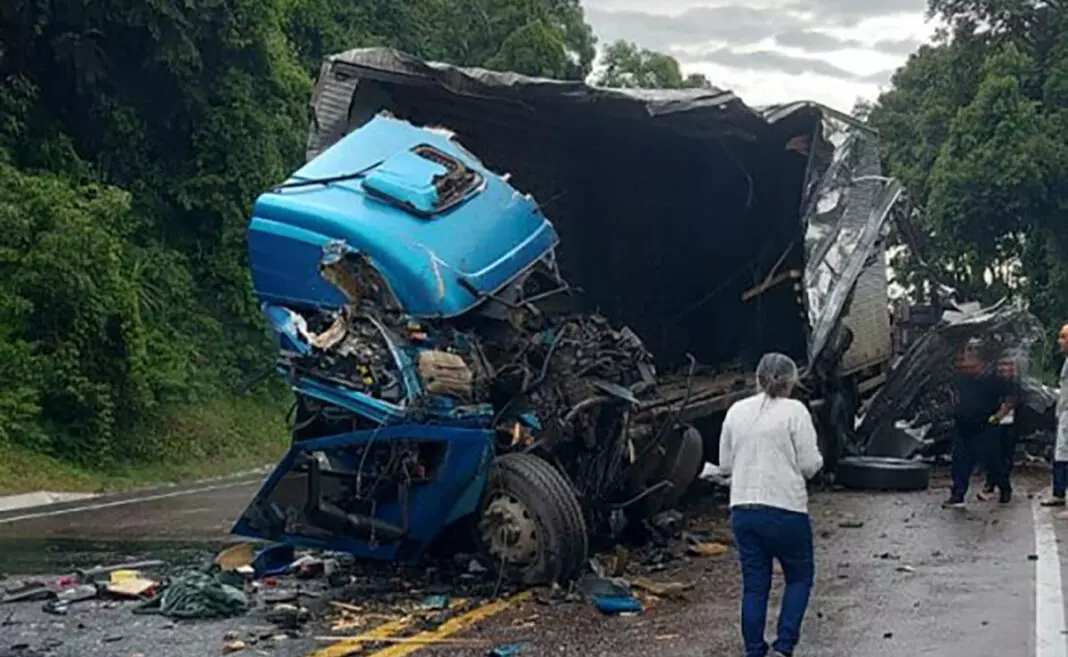 Acidente envolve três caminhões na BR-476 entre São Mateus do Sul e Lapa